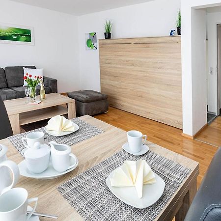 Grosse Moderne Ferienwohnung In Bester Bodenseelage L 1 Minute Zum Bodensee L 2 Zimmer L Vollausgestattete Kueche L Sonnenbalkon L Wlan L Willkommen Im Apartment Guettingen Радольфцелль-ам-Бодензе Екстер'єр фото